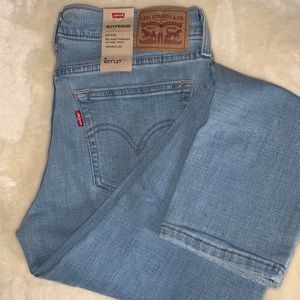 Light Washed Levi’s boyfriend jeans